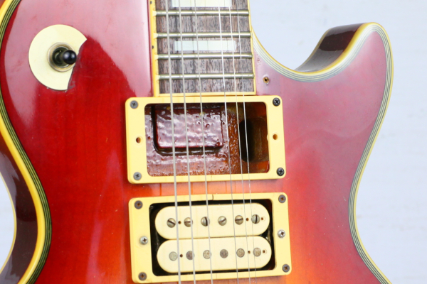 ピックアップの外れたギター 査定チェック用写真