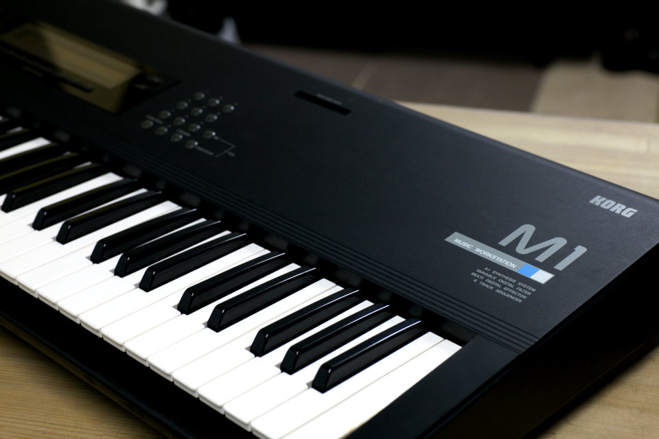 KORG M1̔
